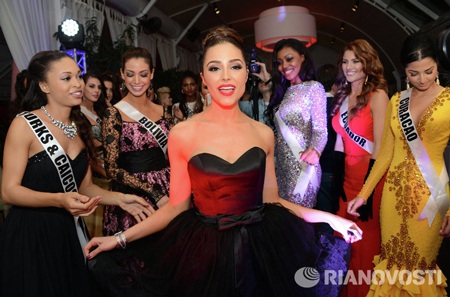 Trương Thị May và người đẹp hoàn vũ vui vẻ tiệc tùng - 6 VN