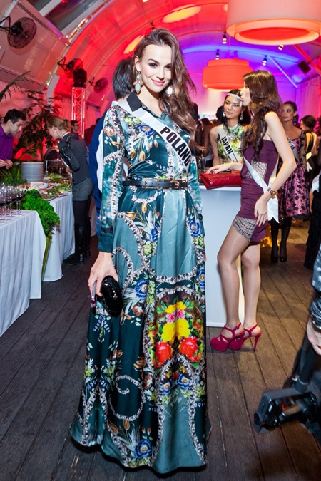 Trương Thị May và người đẹp hoàn vũ vui vẻ tiệc tùng - 7 VN