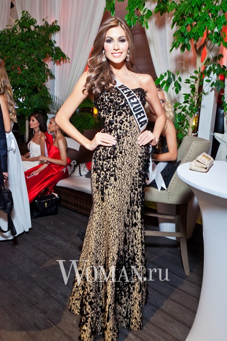 Trương Thị May và người đẹp hoàn vũ vui vẻ tiệc tùng - 3 VN