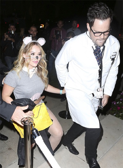 “Sao” tưng bừng đón Halloween - 15 Hilary Duff hóa thành mèo còn chồng cô Mike Comrie trở thành bác sỹ