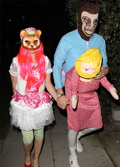 “Sao” tưng bừng đón Halloween - 16 Không thể nhận ra đôi vợ chồng Sacha Baron Cohen - Isla Fisher