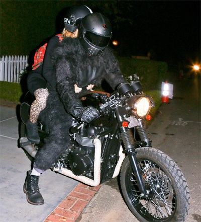 “Sao” tưng bừng đón Halloween - 19 Tài tử Bradley Cooper và bạn gái Suki Waterhouse.
