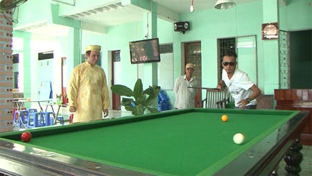 Hoàng Phi “cướp” áo dài của MC Bạn đường hợp ý