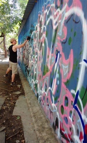 Những ngày mùa thu ở Bắc Kinh - 7 Một người bạn ngoại quốc say sưa sáng tác nghệ thuật graffiti trên phố
