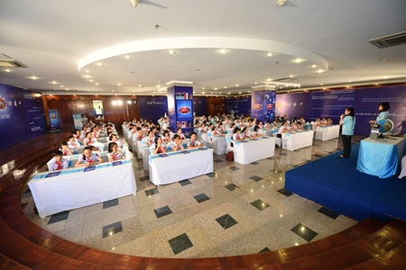 Các em học sinh chăm chú làm bài thi