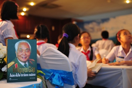 Các thí sinh dự vòng loại Chinh phục say mê đọc sách về Đại Tướng Võ Nguyên Giáp