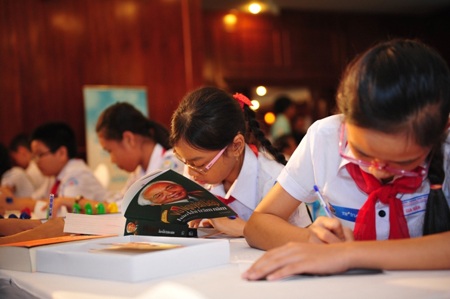 Các thí sinh dự vòng loại Chinh phục say mê đọc sách về Đại Tướng Võ Nguyên Giáp