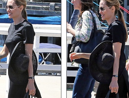 Angelina Jolie không bình luận về tin đồn kết hôn - 1 Angelina Jolie và chiếc nhẫn lạ trên ngón tay áp út