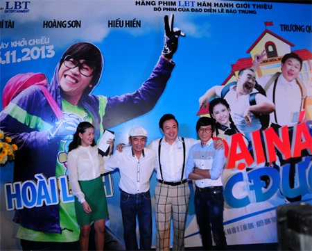 Fan hả hê cùng Hoài Linh đại náo sân trường - 4 Lần lượt Hoài Linh, Hoàng Sơn, Hiếu Hiền, cô giáo “Thảo” Hiền Mai, cặp đôi Duy Khánh