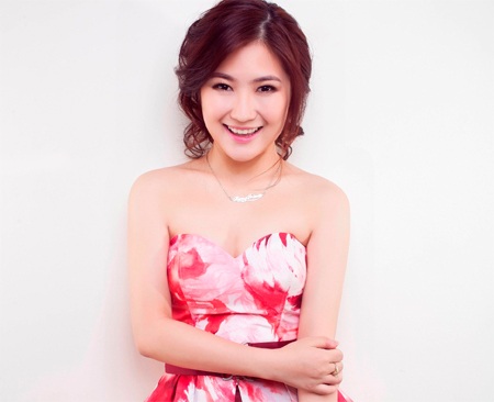 Đêm nhạc Hương Tràm tại The Budest - 1 Nét xinh tươi ngọt ngào của Hương Tràm