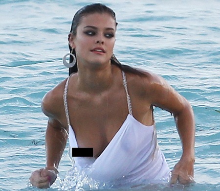 Mải tạo dáng, siêu mẫu bị “lộ hàng” - 1 VN