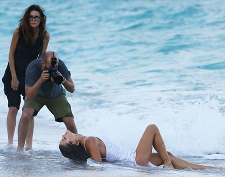 Mải tạo dáng, siêu mẫu bị “lộ hàng” - 10 VN