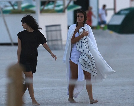 Mải tạo dáng, siêu mẫu bị “lộ hàng” - 16 VN