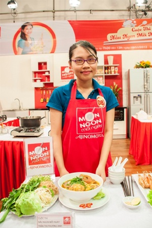 Thí sinh Trần Thị Phương Anh bên món ăn dự thi “ Bún Bò Huế”