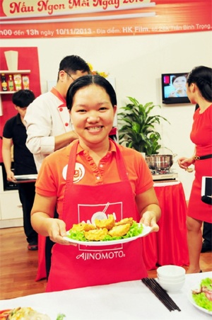 Thí sinh Lương Thanh Thảo vui vẻ khoe món ăn dự thi “Bánh mì hải sản chiên giòn”