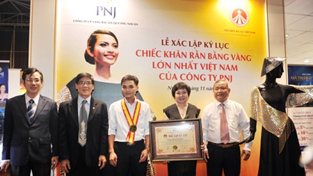 Chiếc khăn rằn bằng vàng - 3 Bà Cao Thị Ngọc Dung nhận bằng xác lập Kỷ lục Việt Nam