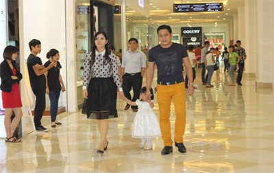 Minh Tiệp sắm giày cho gia đình - 2 Gia đình hạnh phúc của diễn viên Minh Tiệp – người mẫu Thùy Dương cùng con gái Minh Thùy