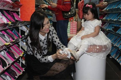 Minh Tiệp sắm giày cho gia đình - 3 Người mẫu Thùy Dương thử giày cho con gái yêu