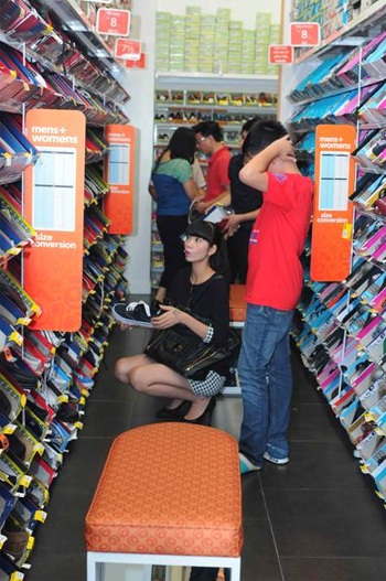 Minh Tiệp sắm giày cho gia đình - 5 Siêu mẫu Hạ Vy đang chọn giày cho con trai lớn Đức Huy