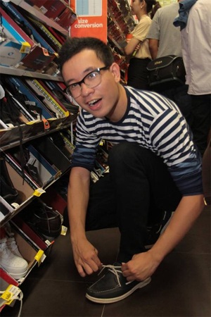 Minh Tiệp sắm giày cho gia đình - 6 MC Anh Vũ hài lòng với mẫu giày chọn được tại Payless Shoesource