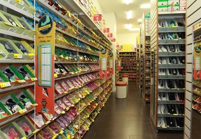 Minh Tiệp sắm giày cho gia đình - 8 Giày được sắp theo kích cỡ trên từng kệ riêng biệt