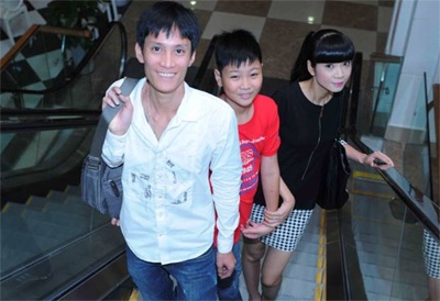 Minh Tiệp sắm giày cho gia đình - 9 Gia đình hạnh phúc của siêu mẫu Hạ Vy