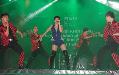 Phạm Anh Khoa, Tuấn Hưng hát trong ngày hội HCMC Run - 1 Về phía Ban tổ chức, Đại sứ của Giải việt dã năm 2013 -