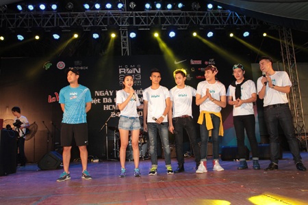 Phạm Anh Khoa, Tuấn Hưng hát trong ngày hội HCMC Run - 4 Phillip Nguyễn, Tăng Thanh Hà và các chàng trai Dreamteam trong phần giao lưu với khán giả