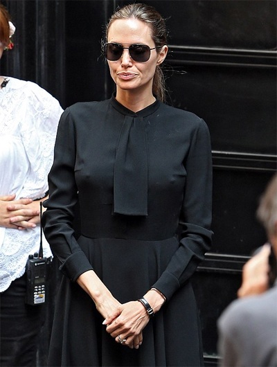 Angelina Jolie gầy gò tại trường quay - 1 VN
