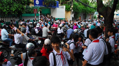 Làm sao để giảm ùn tắc giao thông trước cổng trường? - 1 Nhưng đối với những trường học có phần vỉa hè