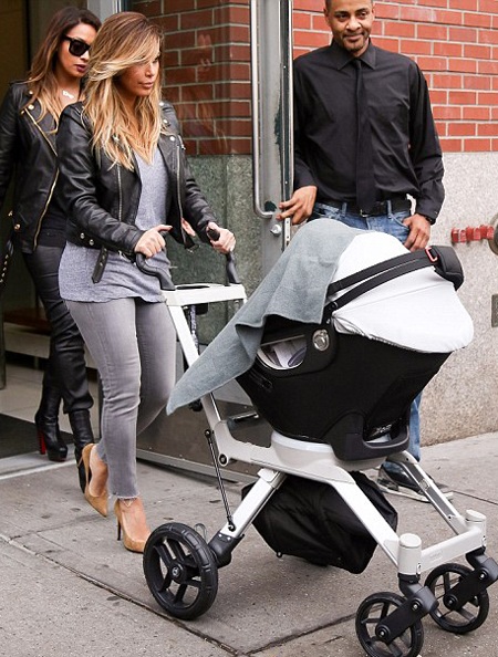 Kim Kardashian đi ăn tối cùng chồng con - 12 VN