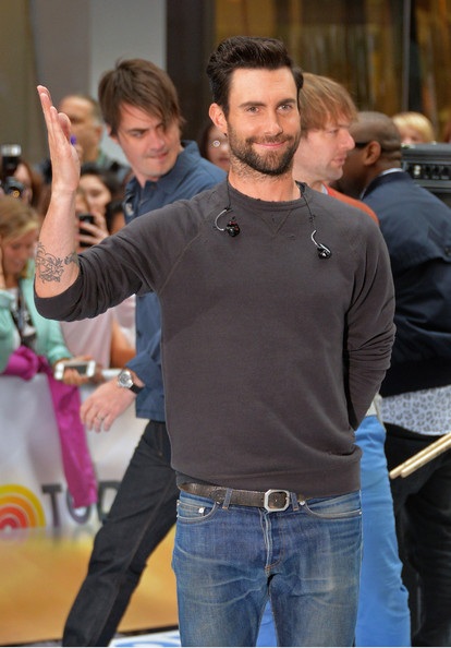 Adam Levine khoe vẻ điển trai trong quảng cáo mới - 4 Clip Adam Levine khoe vẻ điển trai trong quảng cáo mới của
