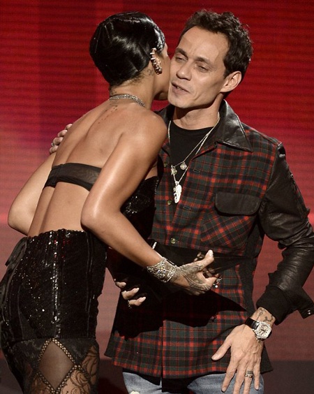 Rihanna mặc “thoáng mát” tại American Music Awards - 12 VN