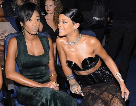 Rihanna mặc “thoáng mát” tại American Music Awards - 18 VN