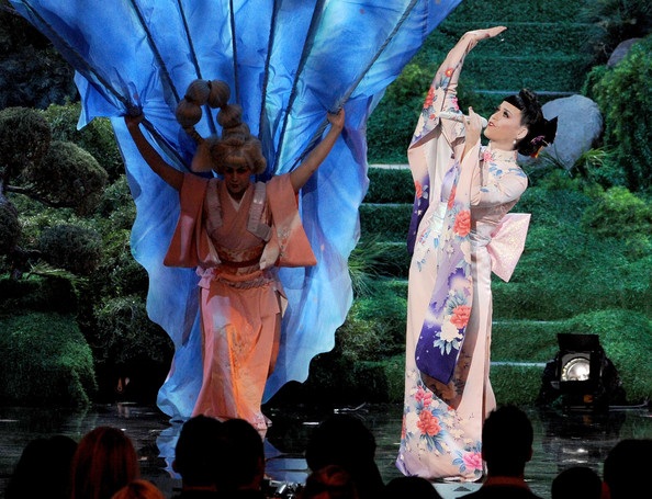 Katy Perry đẹp như mộng trên sân khấu American Music Awards - 3 Katy Perry không chỉ hát hay mà còn múa cũng rất đẹp