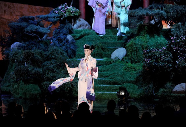 Katy Perry đẹp như mộng trên sân khấu American Music Awards - 4 Màn trình diễn của cô diễn ra trong khung cảnh như mơ