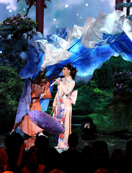 Katy Perry đẹp như mộng trên sân khấu American Music Awards - 14 Katy Perry diện váy
