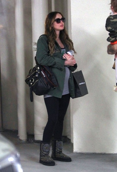 Bà bầu Megan Fox đưa con ra phố - 2 VN