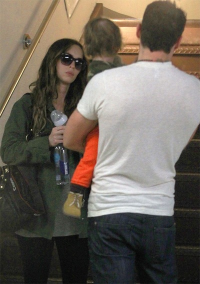 Bà bầu Megan Fox đưa con ra phố - 5 VN