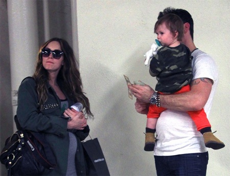 Bà bầu Megan Fox đưa con ra phố - 7 VN