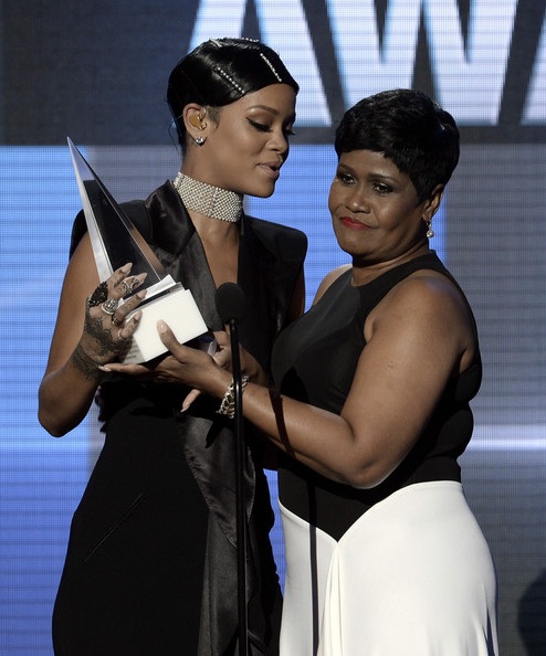 Rihanna hát lại bài hit cũ trên sân khấu American Music Awards - 5 Hai mẹ con Rihanna thân thiết với nhau trên sân khấu.