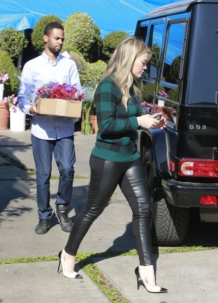 Không khí lễ Tạ Ơn của “sao” - 14 Hilary Duff đi mua hoa trong ngày lễ Tạ Ơn tại Los Angeles, California