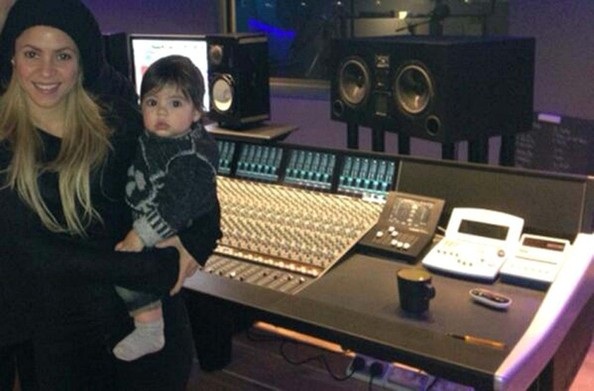 Shakira và bạn trai đi xem bóng rổ - 7 VN
