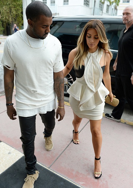Kim Kardashian sành điệu khi đi mua sắm với bạn trai - 1 VN