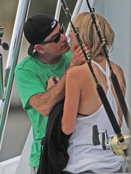 Charlie Sheen hẹn hò “sao” phim “mát” - 3 VN