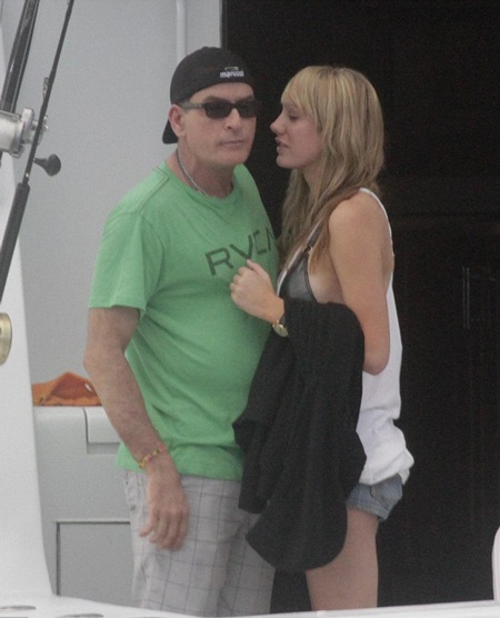 Charlie Sheen hẹn hò “sao” phim “mát” - 4 VN