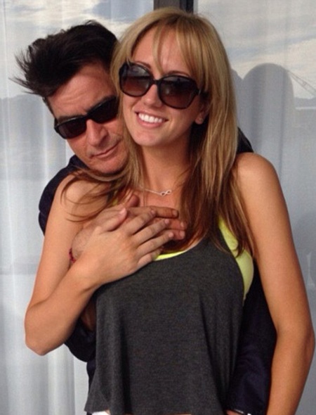 Charlie Sheen hẹn hò “sao” phim “mát” - 8 VN