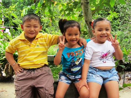 Bé 4 tuổi nhất quyết không đi theo người lạ