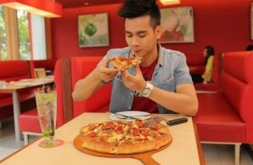 Hồ Vĩnh Khoa bật mí địa điểm thưởng thức món ăn cực đỉnh - 1 Một chiều mát trời bắt gặp Hồ Vĩnh Khoa ngồi “mê mệt” bên một chiếc bánh Pizza cực kỳ hấp dẫn…
