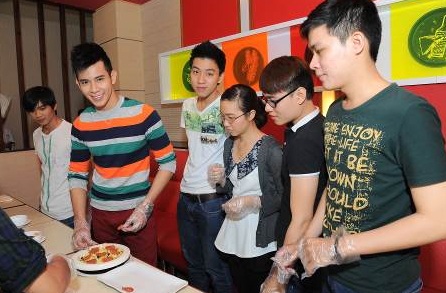 Hồ Vĩnh Khoa bật mí địa điểm thưởng thức món ăn cực đỉnh - 3 Đến cuối tuần lại thấy “hotboy nổi loạn” rủ bạn bè đi ăn Pizza vui chơi thả ga